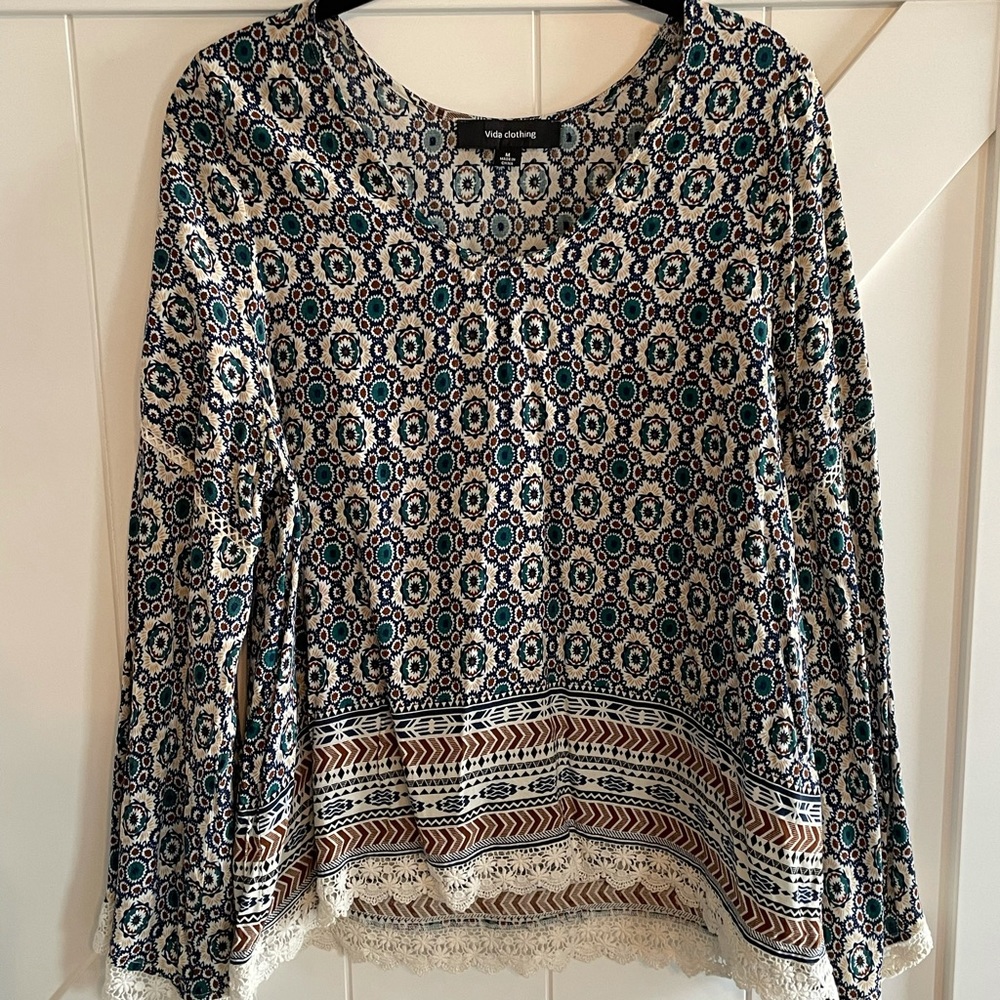 Francesca’s patterned long sleeve blouse size M